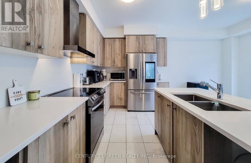 Mount Hope House | Luxury House in Hamilton, Next to John C. Munro Hamilton Airport.