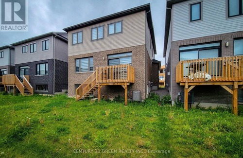 Mount Hope House | Luxury House in Hamilton, Next to John C. Munro Hamilton Airport.