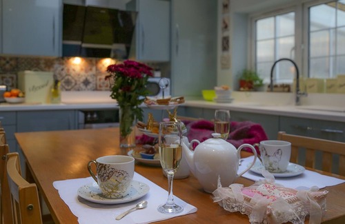 White Hart Lane House | Luxury Huge London Home sleeps12, 5bedrooms ,1 receptions , 2 gardens &breakfast