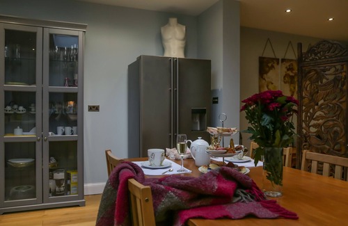 White Hart Lane House | Luxury Huge London Home sleeps12, 5bedrooms ,1 receptions , 2 gardens &breakfast