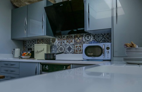 White Hart Lane House | Luxury Huge London Home sleeps12, 5bedrooms ,1 receptions , 2 gardens &breakfast