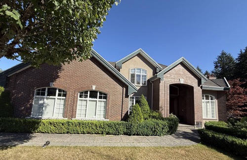 Westwood Plateau House | Luxury Italian-Style House – Private Room with Separate Entrance/1 bath/1 dining