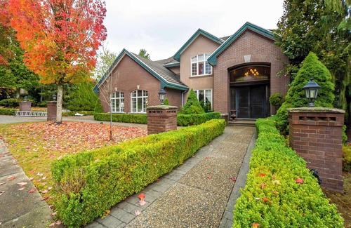 Westwood Plateau House | Luxury Italian-Style House – Private Room with Separate Entrance/1 bath/1 dining