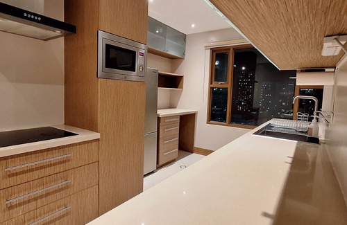 Ermita Night District Apartment | Luxury King 2BR 2BA Condo w/Kitchen Balcony Bayview Pool Netflix