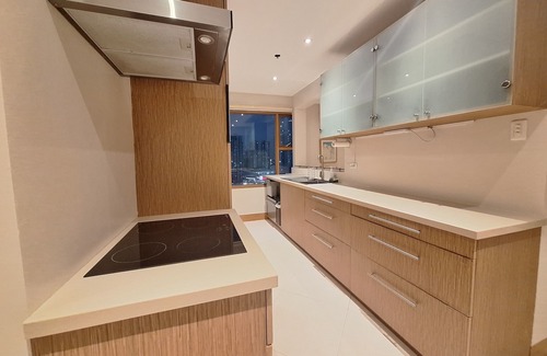 Ermita Night District Apartment | Luxury King 2BR 2BA Condo w/Kitchen Balcony Bayview Pool Netflix