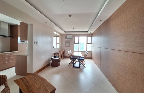 Ermita Night District Apartment | Luxury King 2BR 2BA Condo w/Kitchen Balcony Bayview Pool Netflix