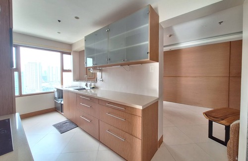 Ermita Night District Apartment | Luxury King 3BR 3BA Condo w/Balcony BayView Pool Netflix