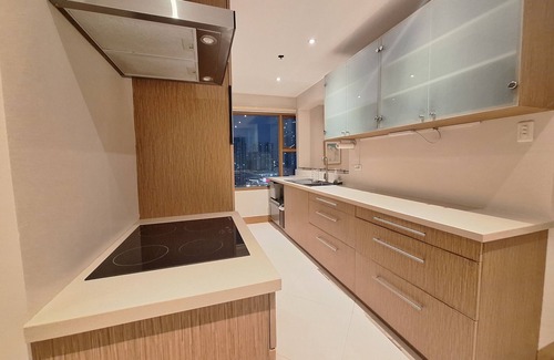 Ermita Night District Apartment | Luxury King 3BR 3BA Condo w/Balcony BayView Pool Netflix