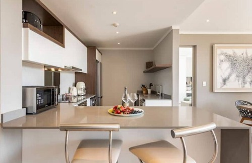 Greater Johannesburg Metropolitan Area Apartment | Luxury King bed suite Sandton.