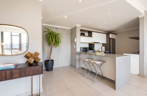 Greater Johannesburg Metropolitan Area Apartment | Luxury King bed suite Sandton.