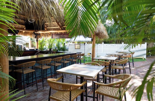 Historic Seaport Hotel | Luxury King Studio - Come Hide