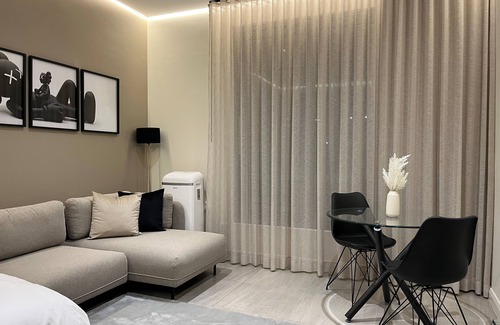 Menlyn Apartment | Luxury King Studio, Menlyn Maine, Smart Access
