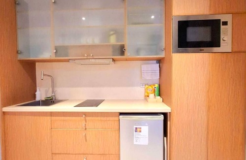 Ermita Night District Apartment | Luxury King Studio w/Kitchen, Rainshower, Pool, Partial Bay View, Netflix