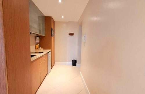 Ermita Night District Apartment | Luxury King Studio w/Kitchen, Rainshower, Pool, Partial Bay View, Netflix