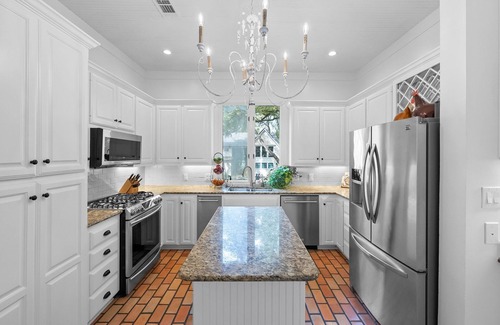 Rivercrest House | ⭐️Luxury Lake Austin-French Farmhouse: Pool, Hot Tub, Pizza OvenWaterfront Dock⭐️