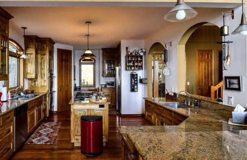 Lakeside House | Luxury Lake Front with Mountain Views