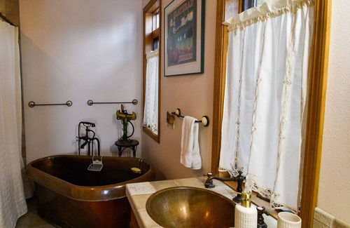 Lakeside House | Luxury Lake Front with Mountain Views