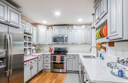 Scottsville House | Luxury lake nest, private docks, hot tub, game and kid room, year round Lakeview