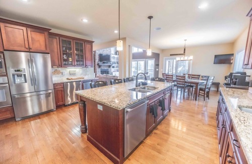 Bronston House | Luxury Lakefront, Hot Tub, Firepit, 5bdrm, Game Room & Boat Rental-Sleeps16