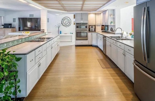 Milton House | Luxury Lakehouse with Large Private Beach, Hottub, Tiki Bar, 100’ Covered Deck, and Dock