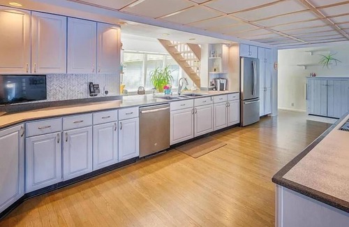 Milton House | Luxury Lakehouse with Large Private Beach, Hottub, Tiki Bar, 100’ Covered Deck, and Dock