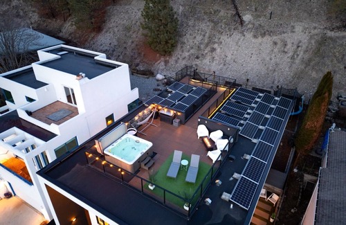 Central Okanagan House | Luxury Lakeside Home with Hot Tub & Buoy-Multi-Family Large Groups