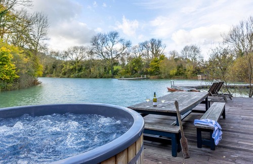 Ditchling Cabin | Luxury lakeside hideaway nestled in the beautiful Sussex Downs.