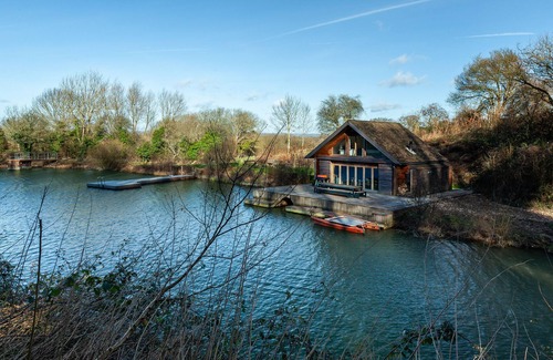 Ditchling Cabin | Luxury lakeside hideaway nestled in the beautiful Sussex Downs.