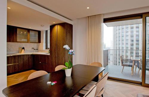 Paddington Apartment | Luxury Living with City Views with Pool and Gym AC