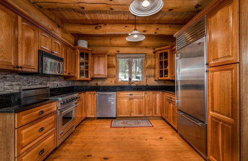 Windham House | Luxury Log Cabin-Windham Mountain. Amazing sunsets, large lawn, deck, fireplace