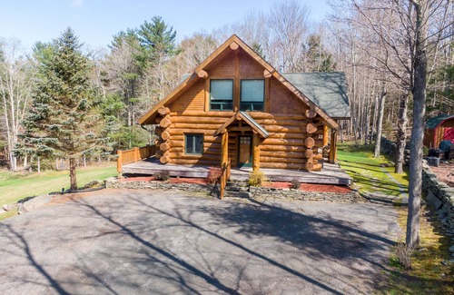 Windham House | Luxury Log Cabin-Windham Mountain. Amazing sunsets, large lawn, deck, fireplace