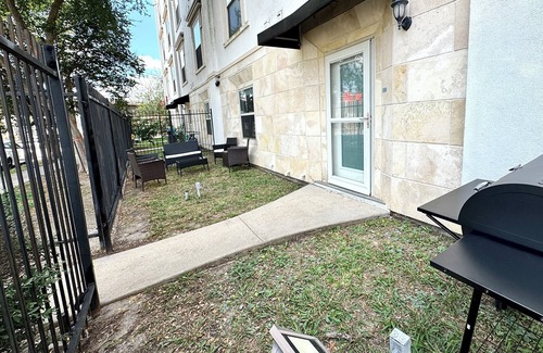 Midtown Condo | Luxury Midtown King Suite Escape