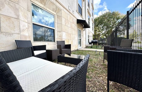 Midtown Condo | Luxury Midtown King Suite Escape