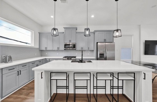 North Houston House | Luxury Modern 2BR + Office & Garage in Gated Estate 15 Mins to Galleria