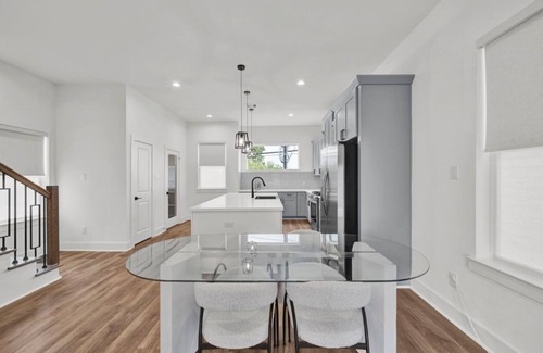 North Houston House | Luxury Modern 2BR + Office & Garage in Gated Estate 15 Mins to Galleria