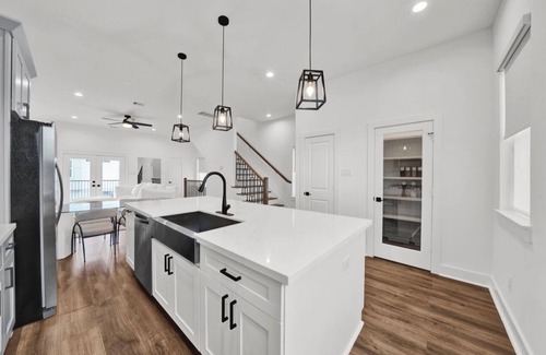 North Houston House | Luxury Modern 2BR + Office & Garage in Gated Estate 15 Mins to Galleria