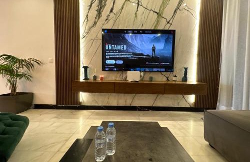 Gauthier Apartment | Luxury Modern Apartment in the Heart of the City with Balcony Overlooking Twin Towers