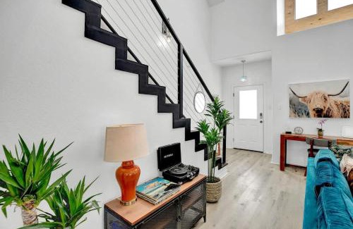 Fredericksburg House | Luxury Modern Home with Hot tub Deck & Firepit!