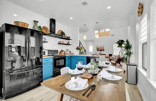 Fredericksburg House | Luxury Modern Home with Hot tub Deck & Firepit!