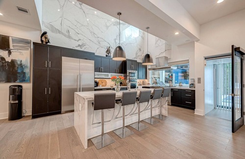 Neartown Apartment | Luxury Montrose Pool Home Villa