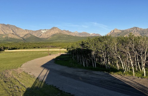 Division No. 3 Cabin | Luxury Mountain Lodge 10 minutes from Waterton Park