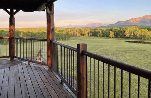 Division No. 3 Cabin | Luxury Mountain Lodge 10 minutes from Waterton Park