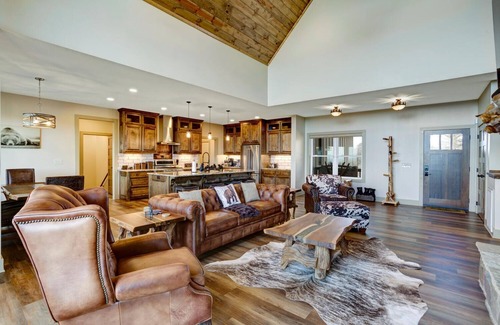 Unaka Cabin | Luxury & Mountain Views! 4000 SqFt w/Hot Tub, Theater, Arcade, Pool, & Discounts