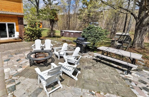 Hunter House | Luxury New Log home Pool Sauna Hot Tub Game Room