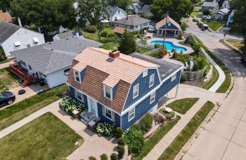 Southeast Omaha House | Luxury Oasis Heated Pool, Hot Tub, BBQ