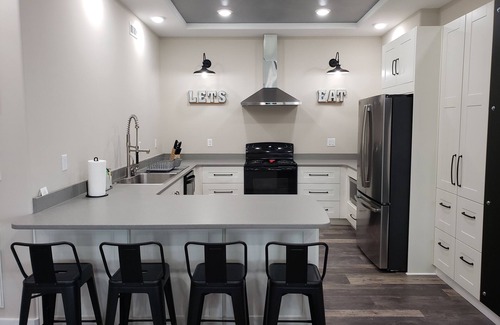 Mayhew House | Luxury on the Lake - Large Private Walkout Basement Apt/Suite