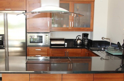 Old Trees Bay Condo | Luxury One Bedroom Beach Front Condo in Paynes Bay