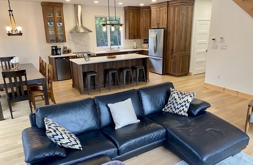 La Minerve House | Luxury Panoramic Lakeview Cottage w/Spa, Game Room & Beach