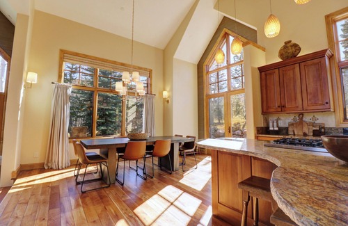 Three Peaks House | Luxury Peakside Escape - Private Hot Tub 3 Bedroom + Loft