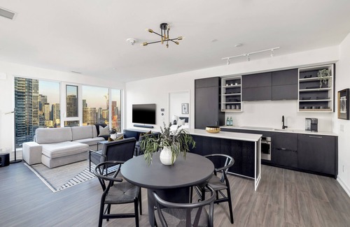 Bay Street Corridor Condo | Luxury Penthouse DT | 3 Beds | Outdoor Fire & BBQ